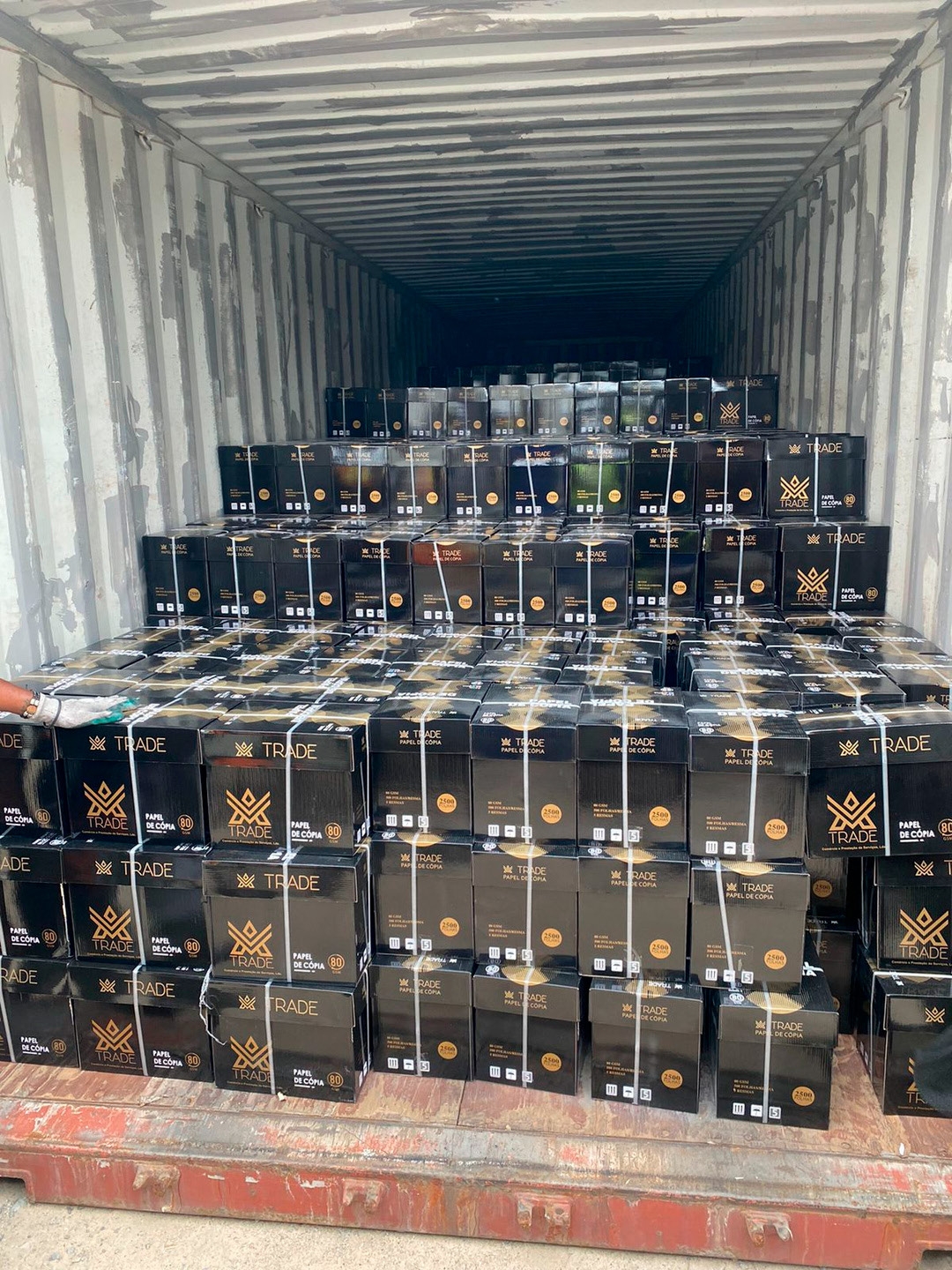 Caixas empilhadas de papel A4 VA Trade de 80 GSM em embalagem preta com logo dourado